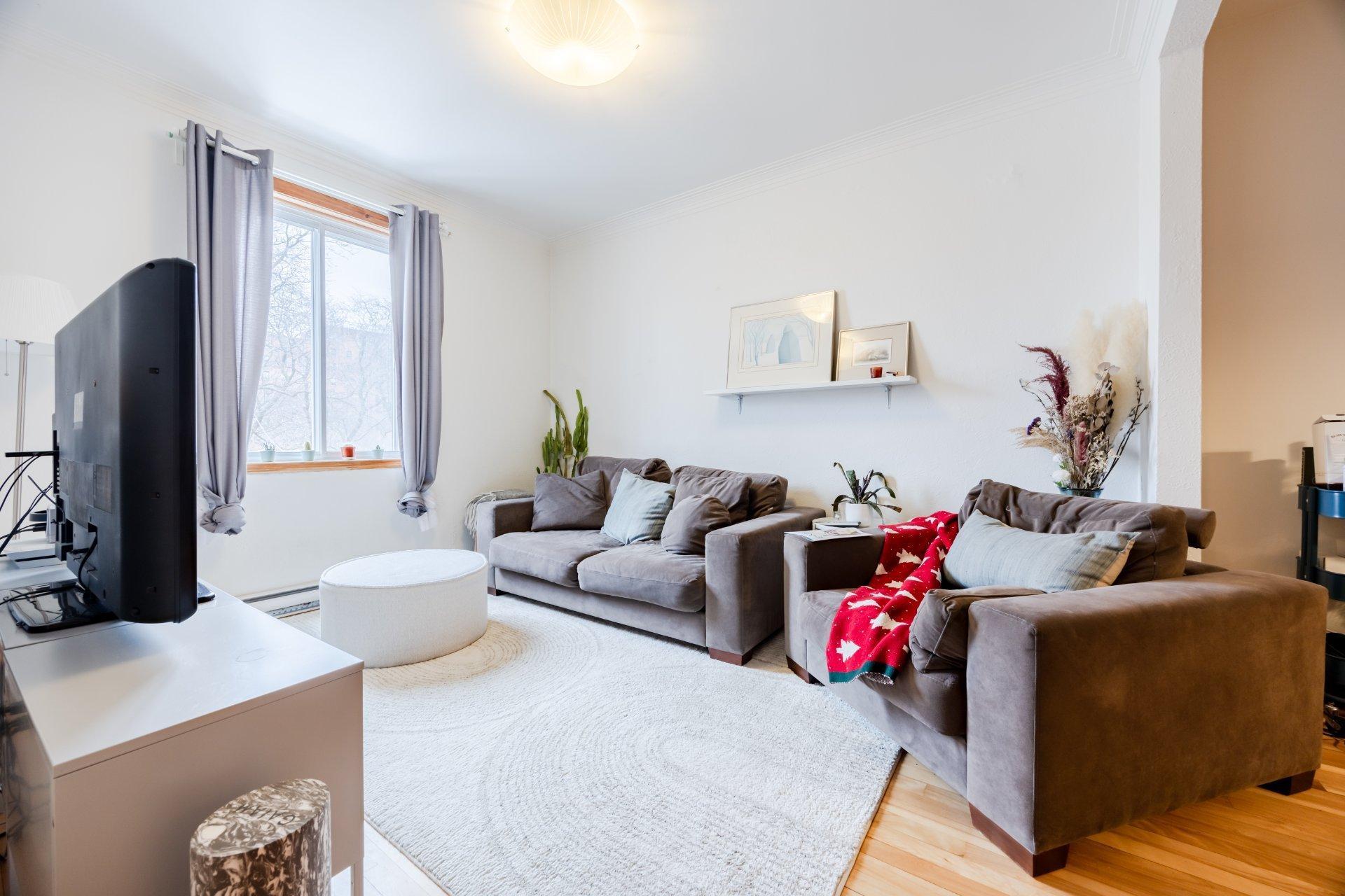 









7228


Rue Chambord

,
Montréal (Villeray/Saint-Michel/Parc-Extension),




QC
H2E1W6

