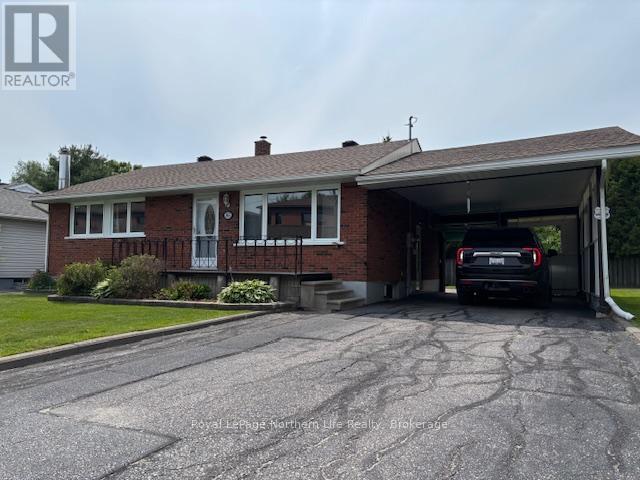 












865 CLARENCE STREET

,
North Bay (West End),




Ontario
P1B3W1

