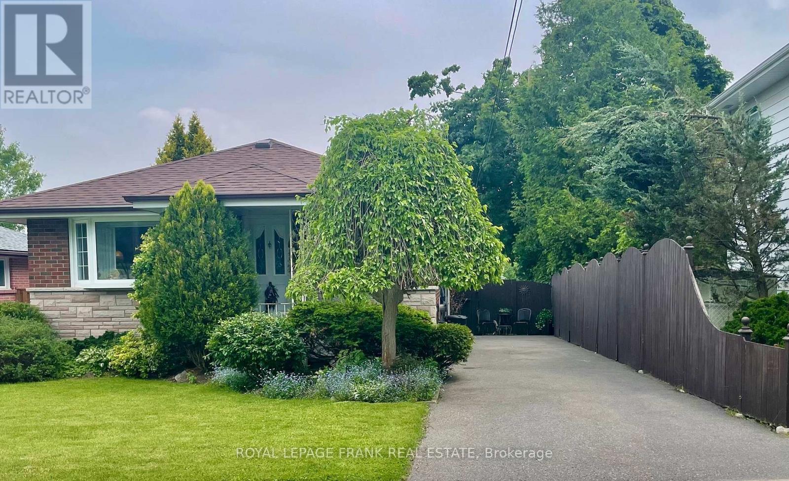 












385 BELLEVUE STREET

,
Peterborough North (South),




Ontario
K9H5G3

