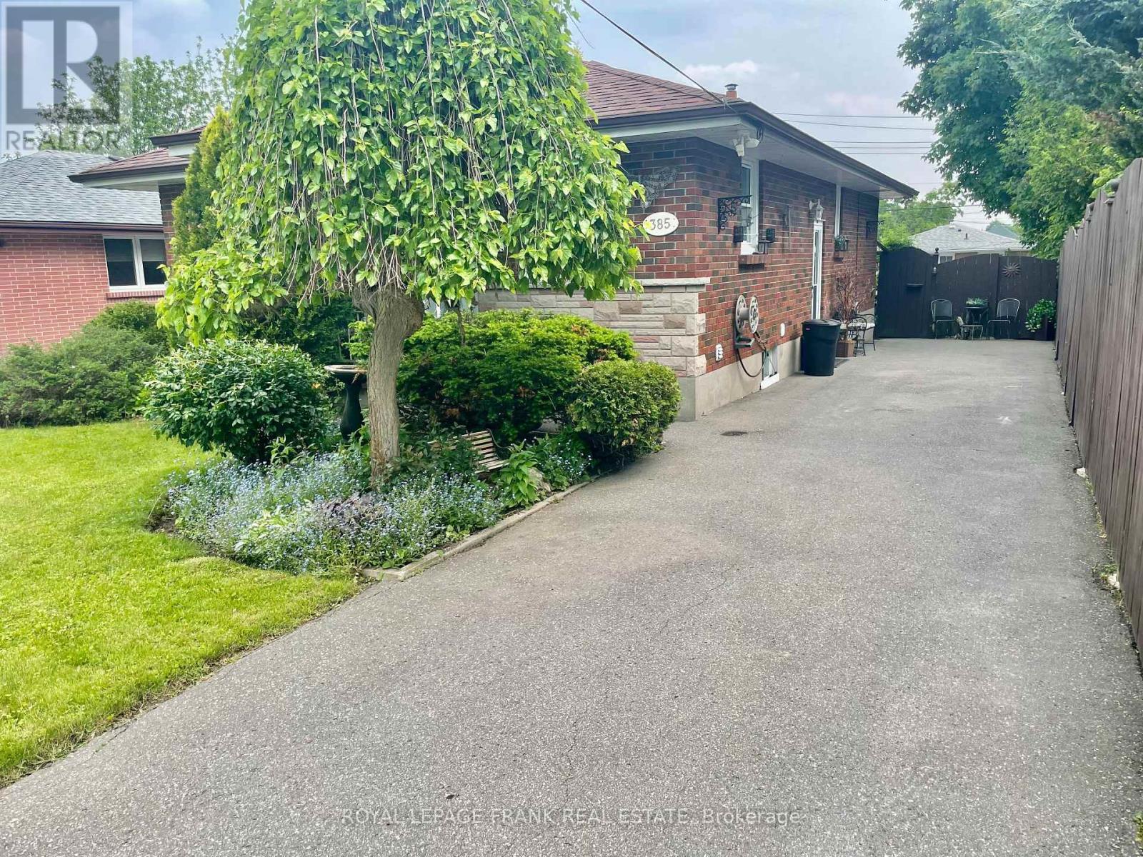 












385 BELLEVUE STREET

,
Peterborough North (South),




Ontario
K9H5G3

