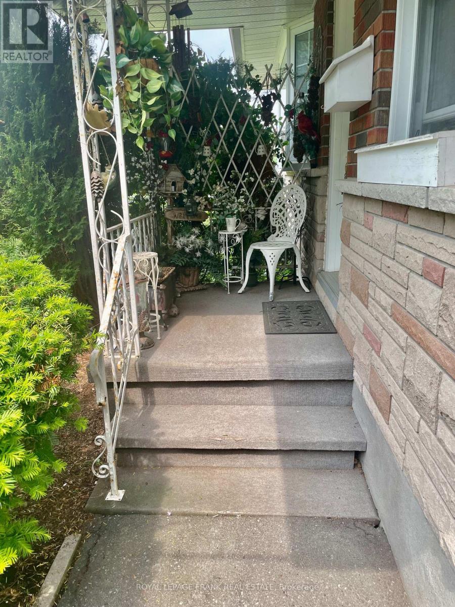












385 BELLEVUE STREET

,
Peterborough North (South),




Ontario
K9H5G3

