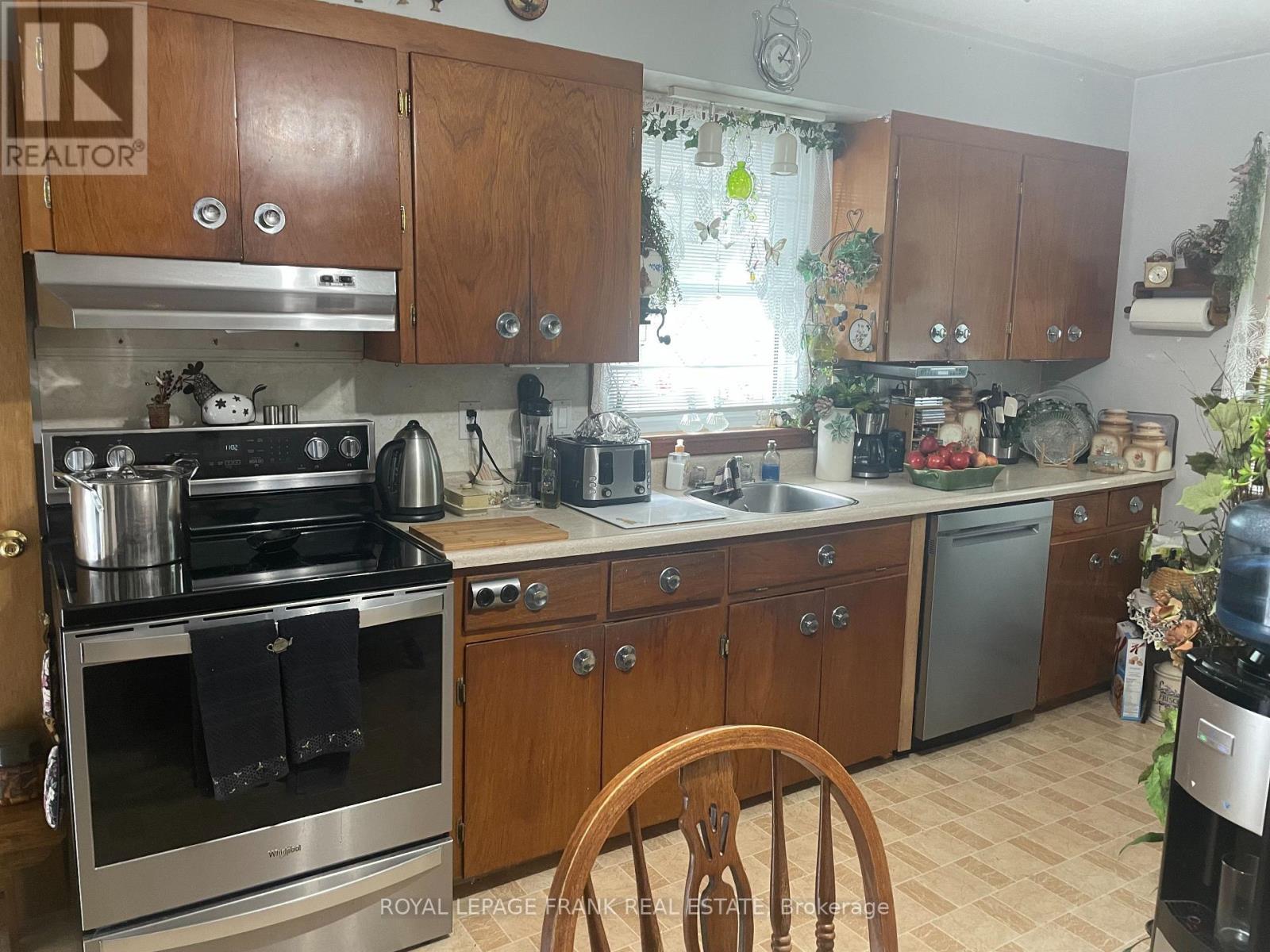 












385 BELLEVUE STREET

,
Peterborough North (South),




Ontario
K9H5G3

