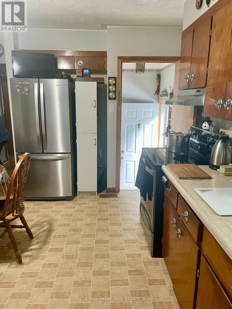 












385 BELLEVUE STREET

,
Peterborough North (South),




Ontario
K9H5G3

