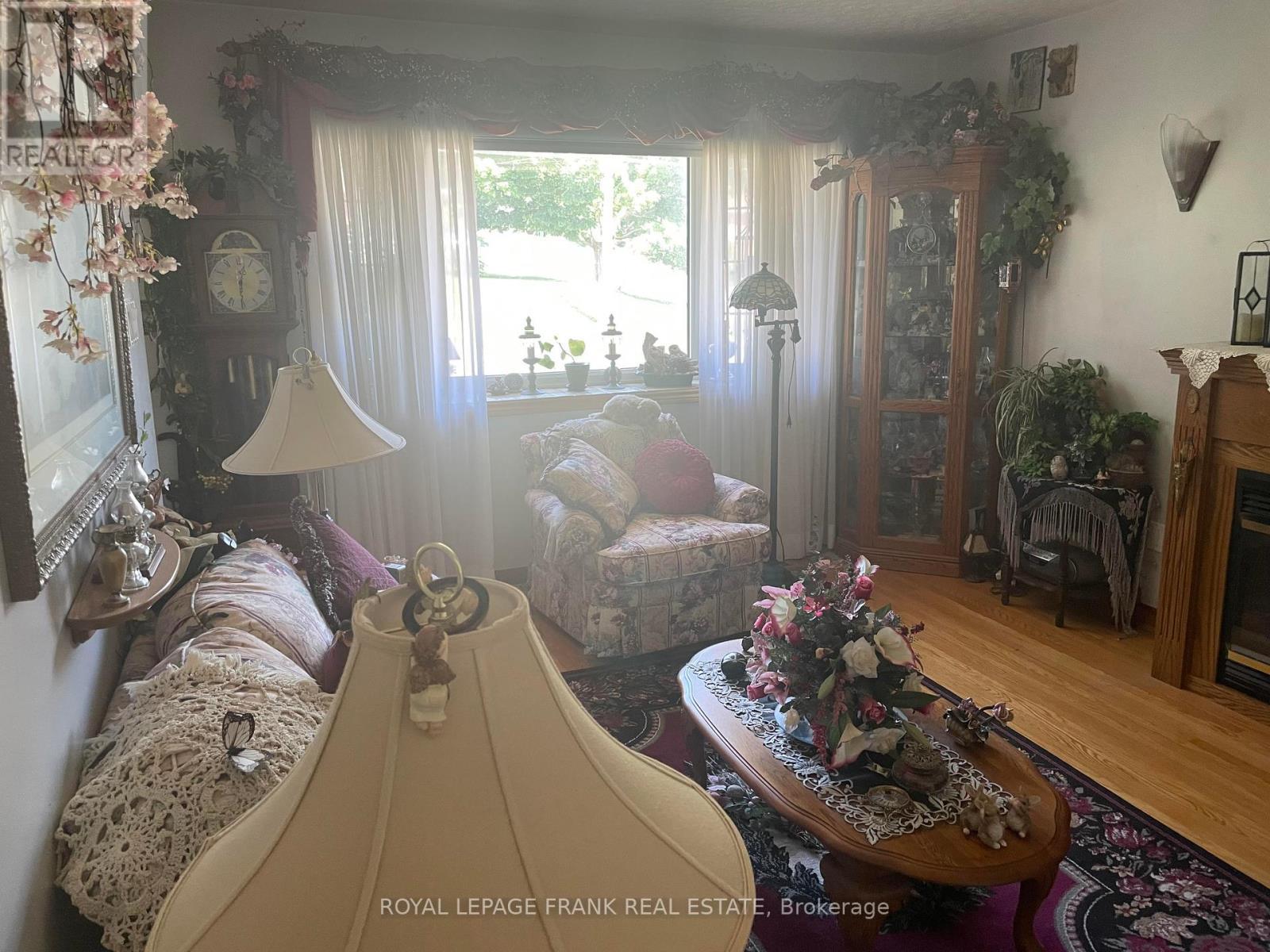 












385 BELLEVUE STREET

,
Peterborough North (South),




Ontario
K9H5G3


