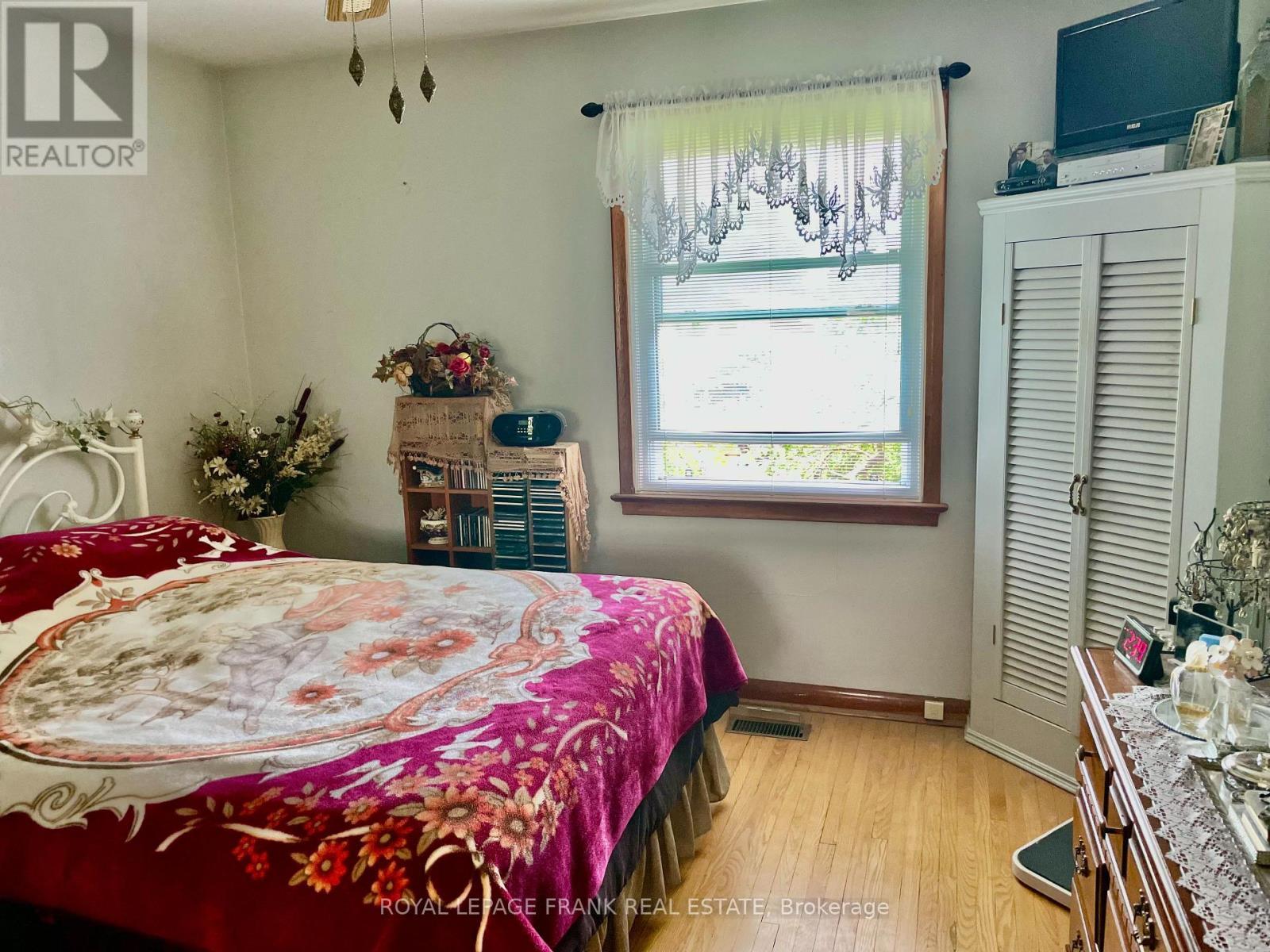 












385 BELLEVUE STREET

,
Peterborough North (South),




Ontario
K9H5G3

