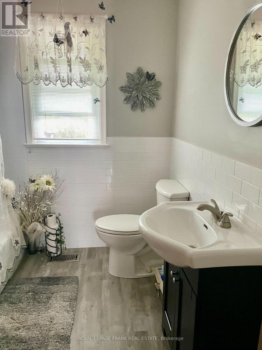 












385 BELLEVUE STREET

,
Peterborough North (South),




Ontario
K9H5G3

