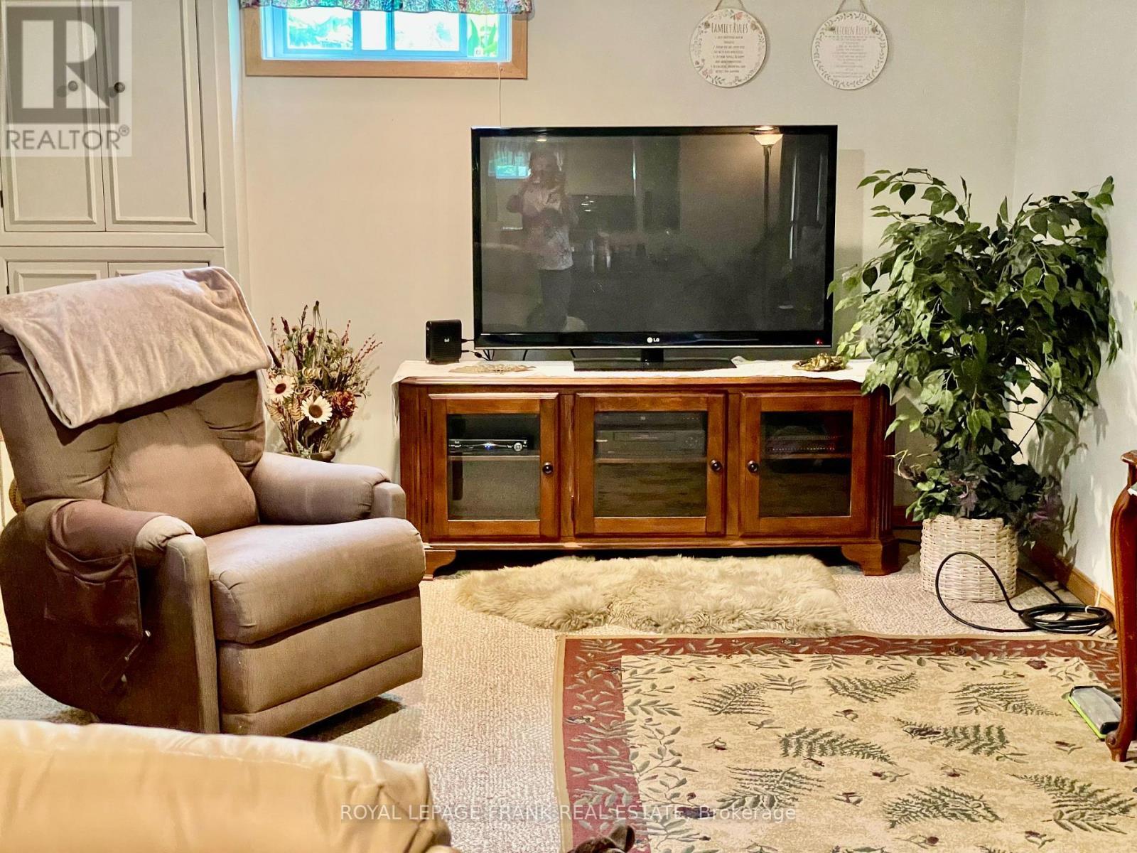 












385 BELLEVUE STREET

,
Peterborough North (South),




Ontario
K9H5G3

