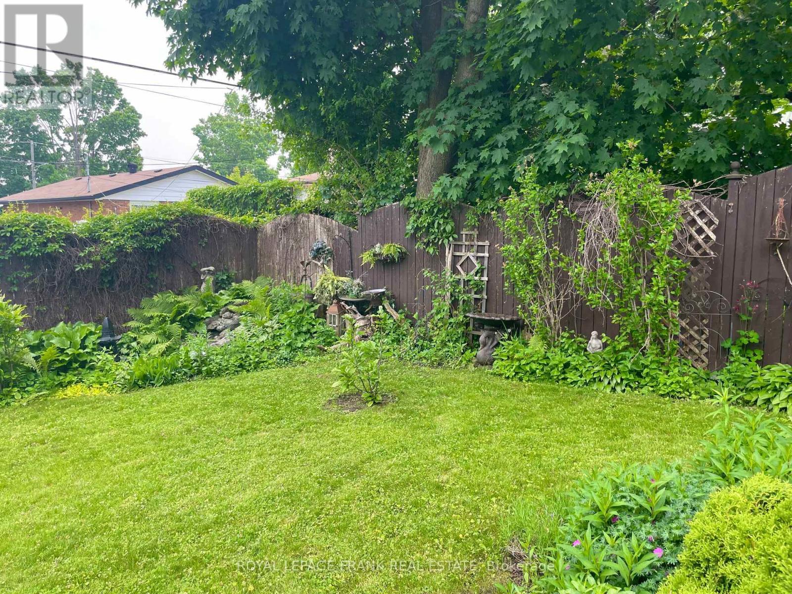 












385 BELLEVUE STREET

,
Peterborough North (South),




Ontario
K9H5G3

