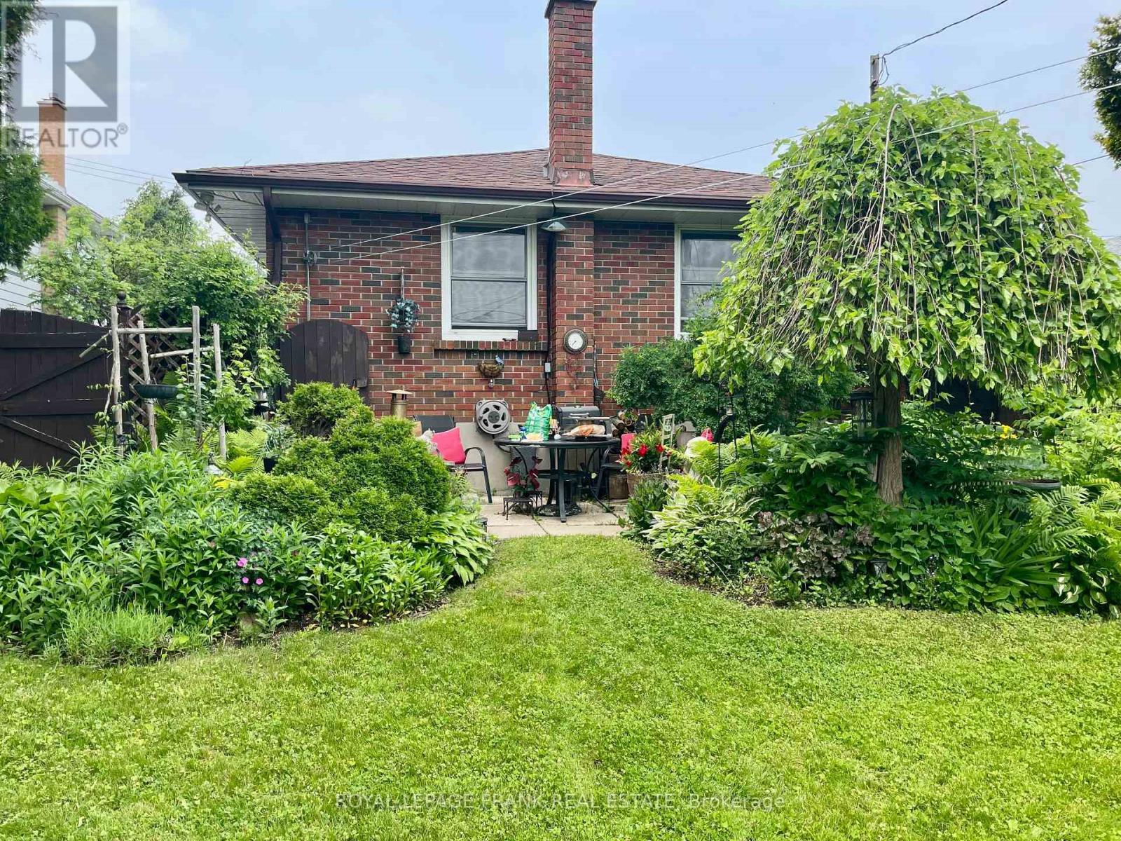












385 BELLEVUE STREET

,
Peterborough North (South),




Ontario
K9H5G3

