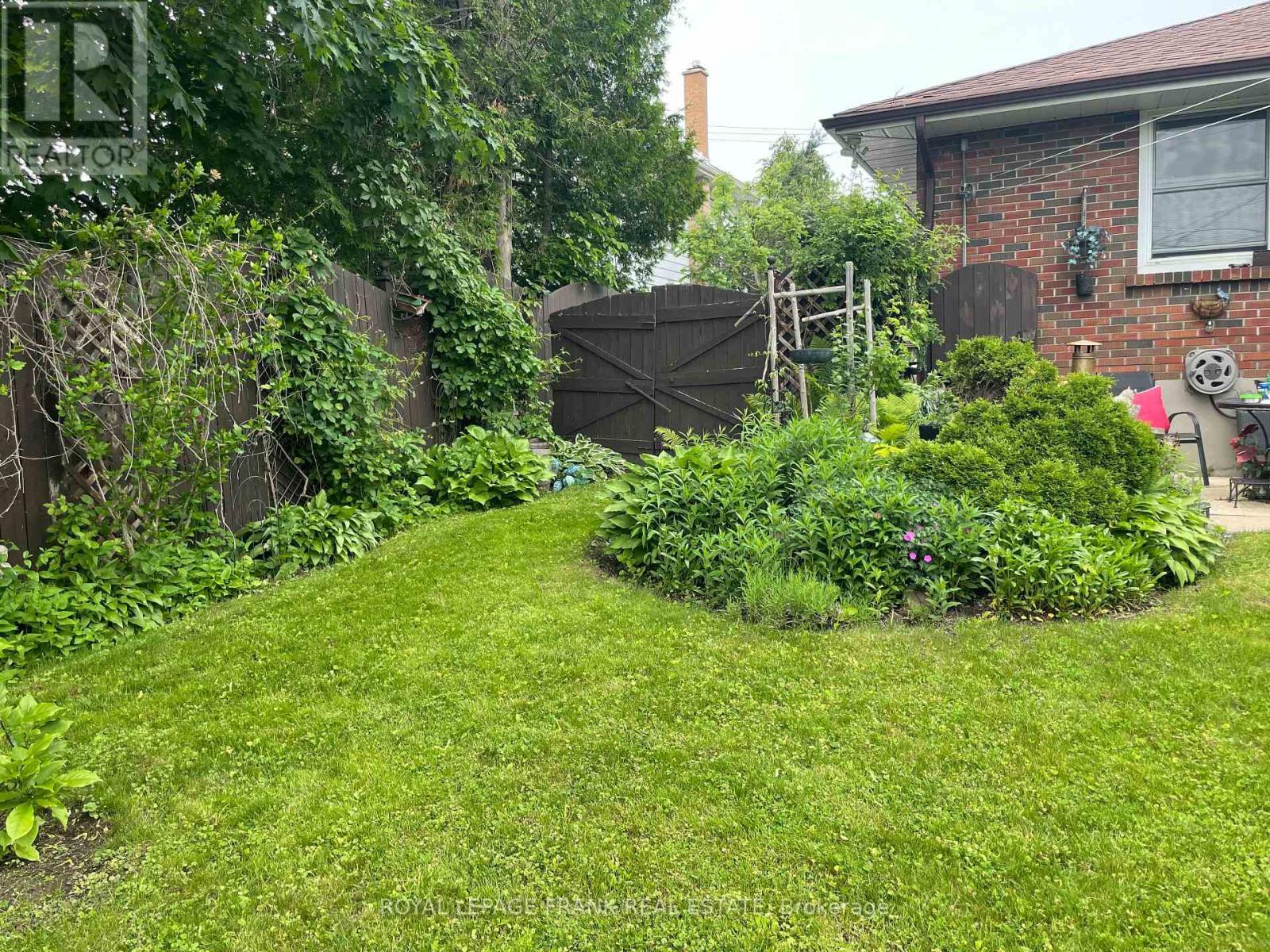 












385 BELLEVUE STREET

,
Peterborough North (South),




Ontario
K9H5G3

