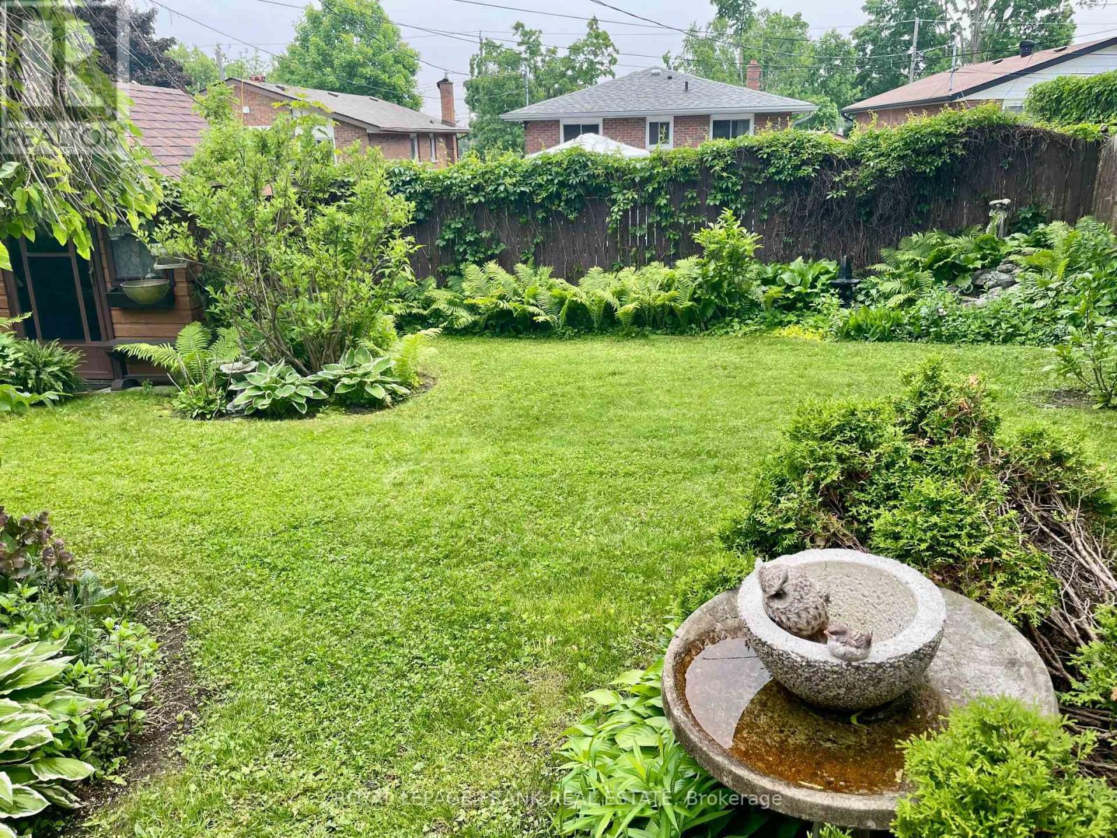 












385 BELLEVUE STREET

,
Peterborough North (South),




Ontario
K9H5G3

