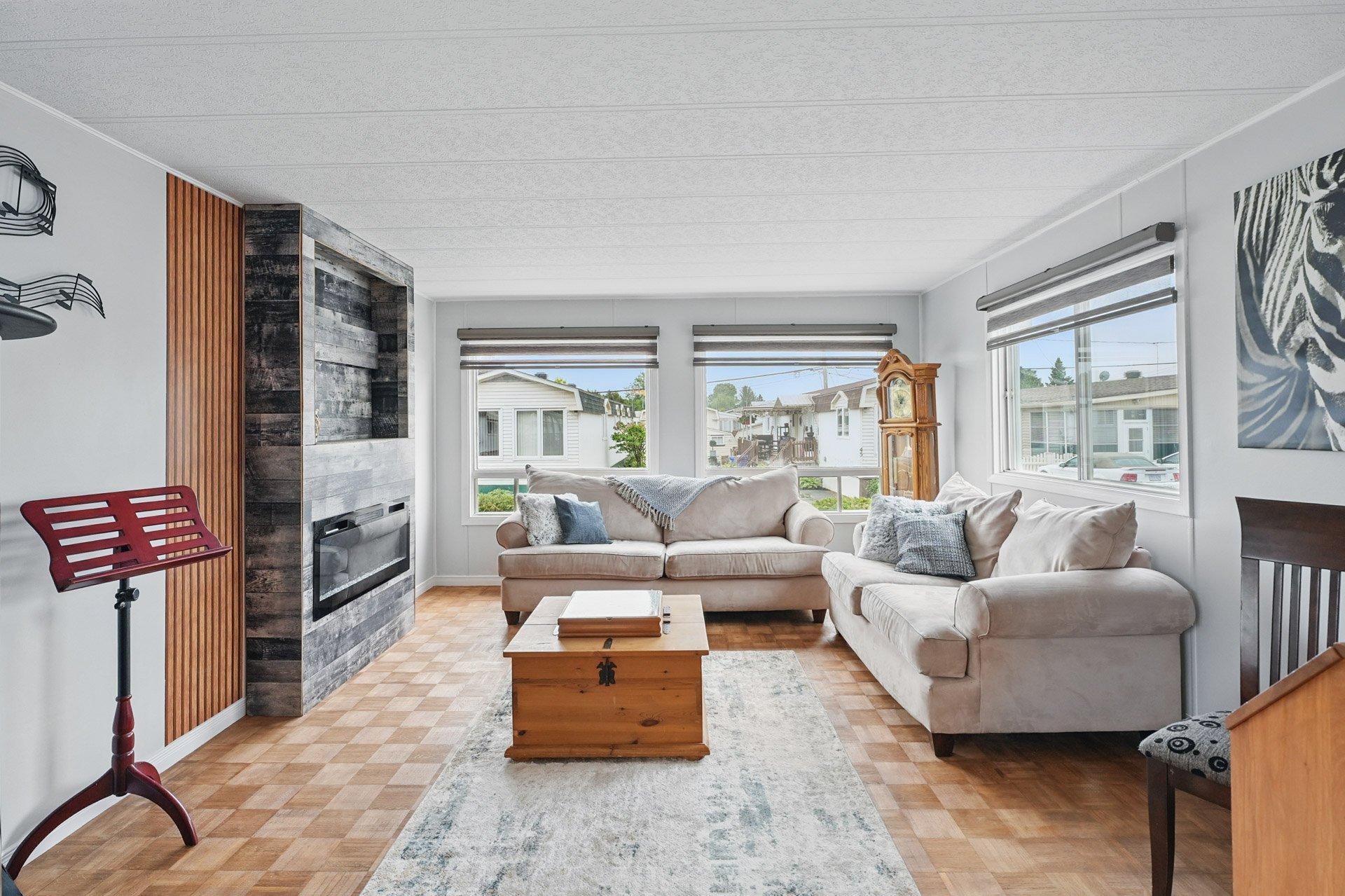 









44


10e Avenue O.

,
Gatineau (Gatineau),




QC
J8T6N3

