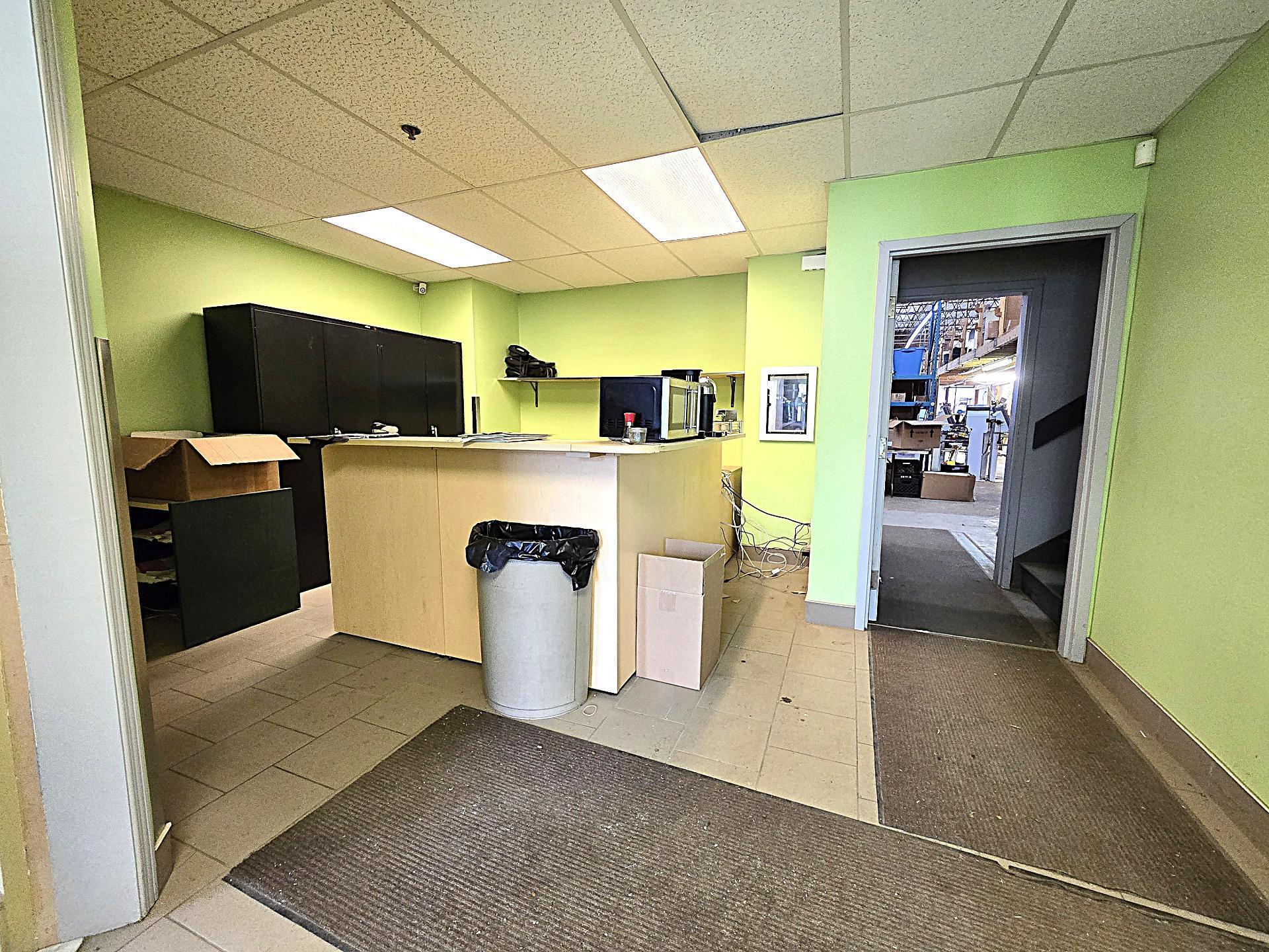 









824


Boul. du Curé-Boivin

,
Boisbriand,




QC
J7G2A7

