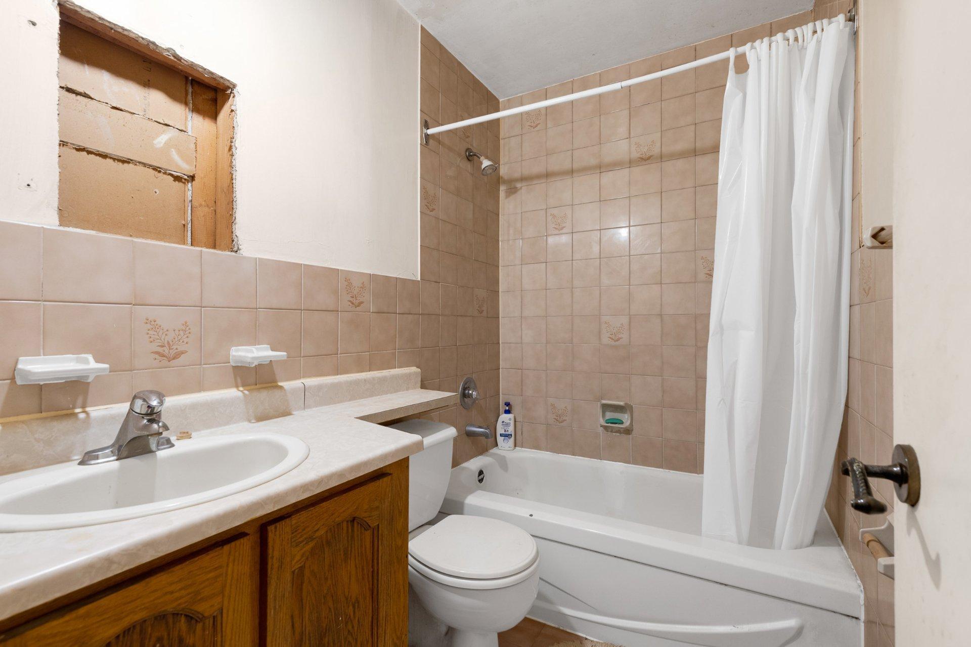 









6021


Av. Freud

,
Côte-Saint-Luc,




QC
H4W3A8

