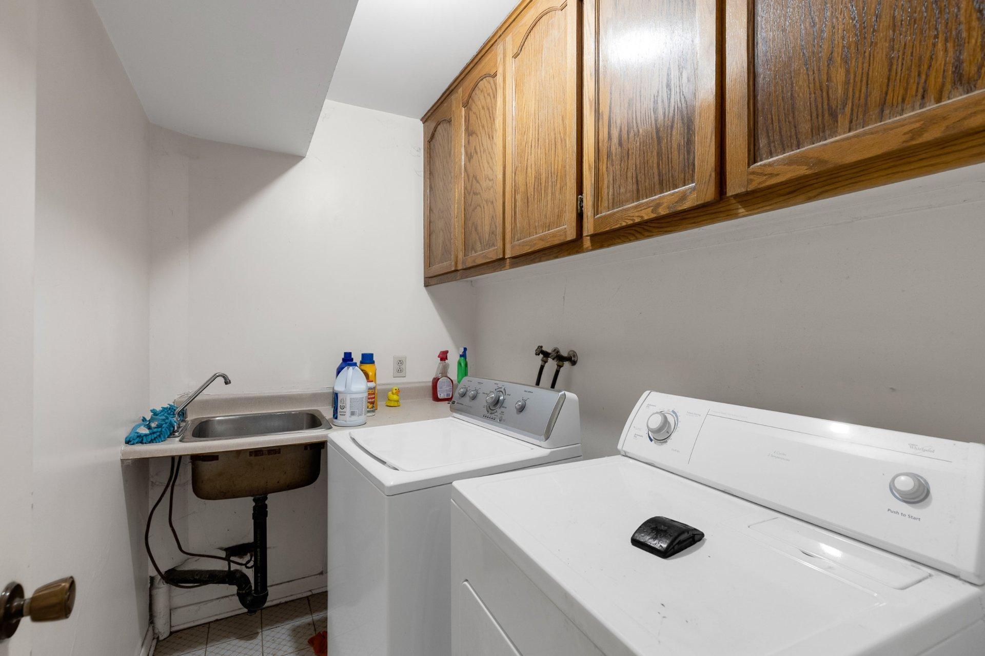 









6021


Av. Freud

,
Côte-Saint-Luc,




QC
H4W3A8

