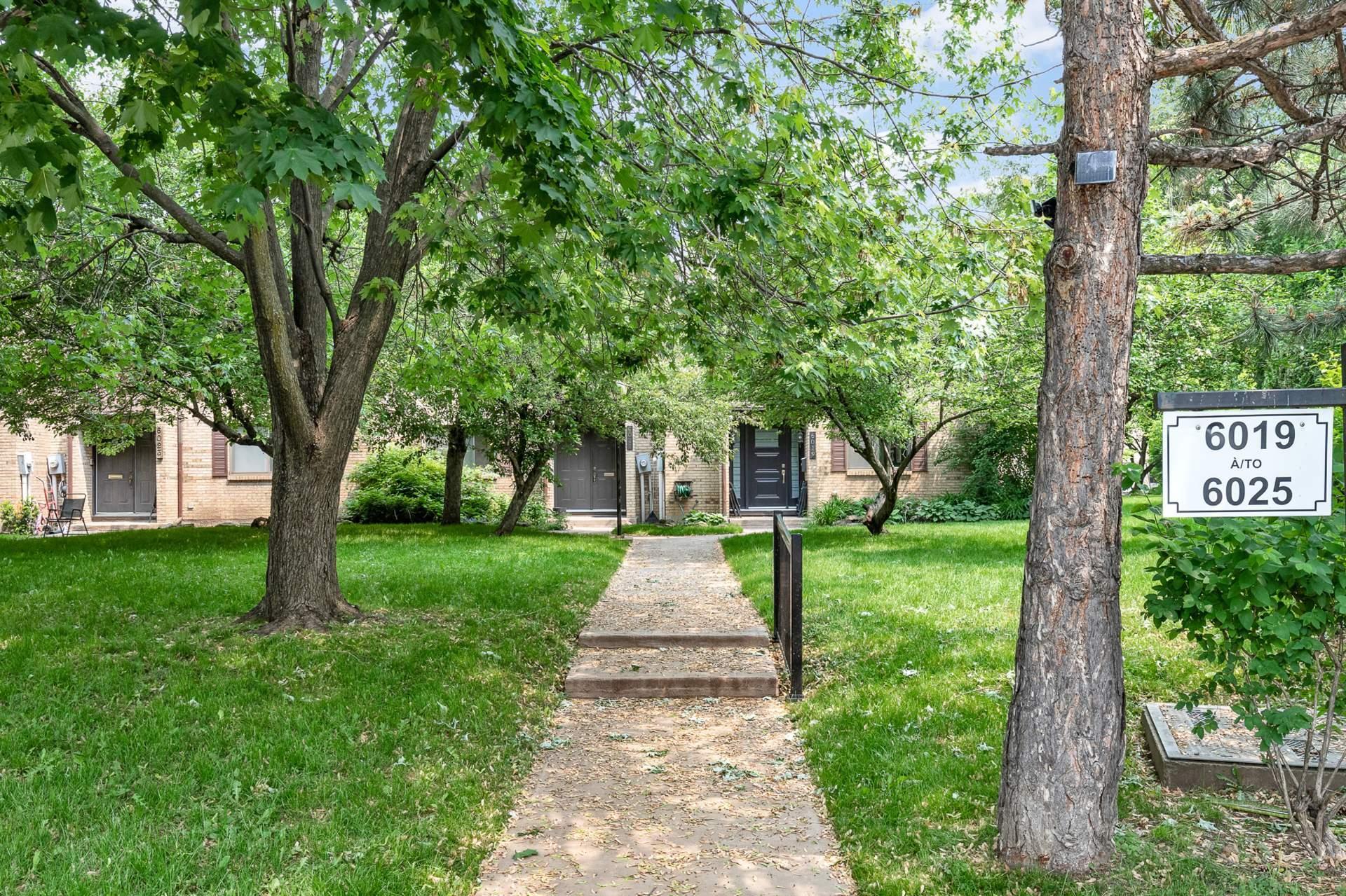 









6021


Av. Freud

,
Côte-Saint-Luc,




QC
H4W3A8

