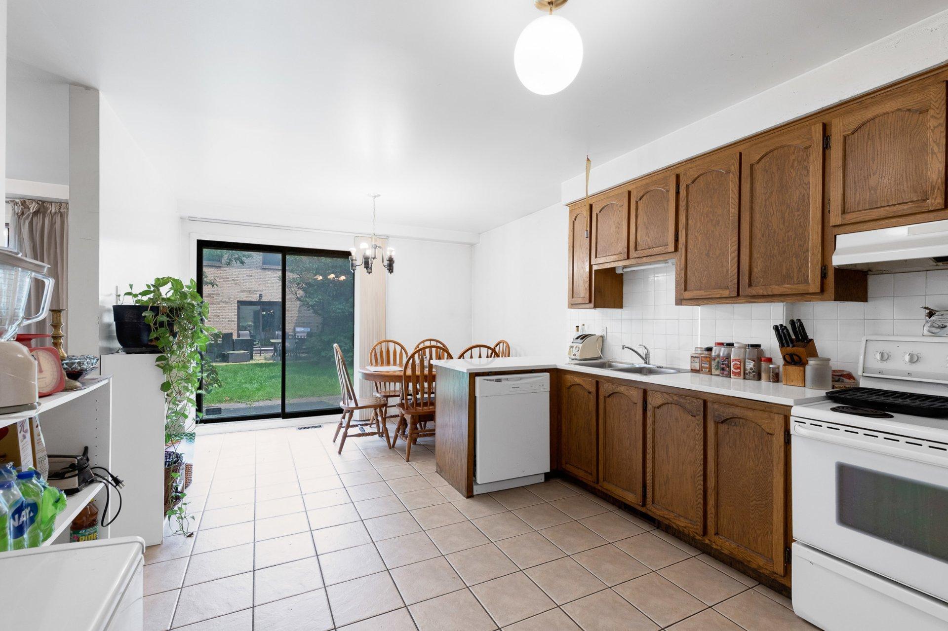 









6021


Av. Freud

,
Côte-Saint-Luc,




QC
H4W3A8


