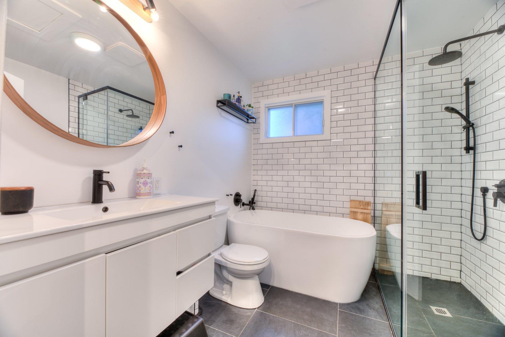 









195


Rue Lemonde

,
Laval (Sainte-Rose),




QC
H7L1T8

