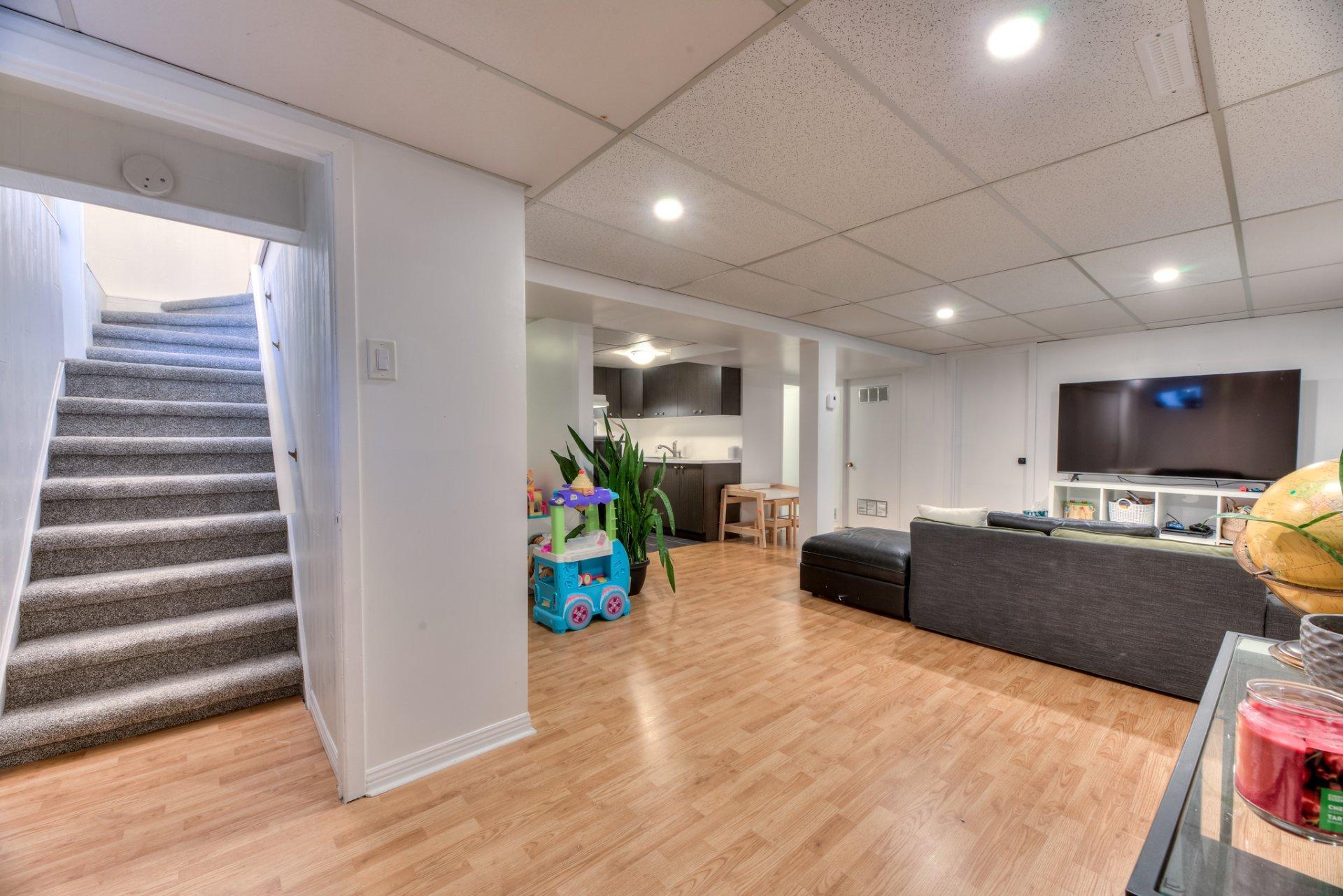 









195


Rue Lemonde

,
Laval (Sainte-Rose),




QC
H7L1T8

