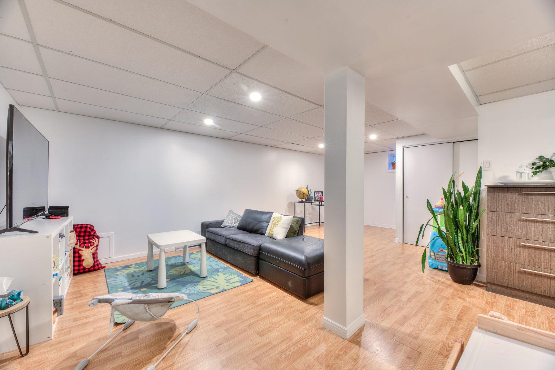 









195


Rue Lemonde

,
Laval (Sainte-Rose),




QC
H7L1T8

