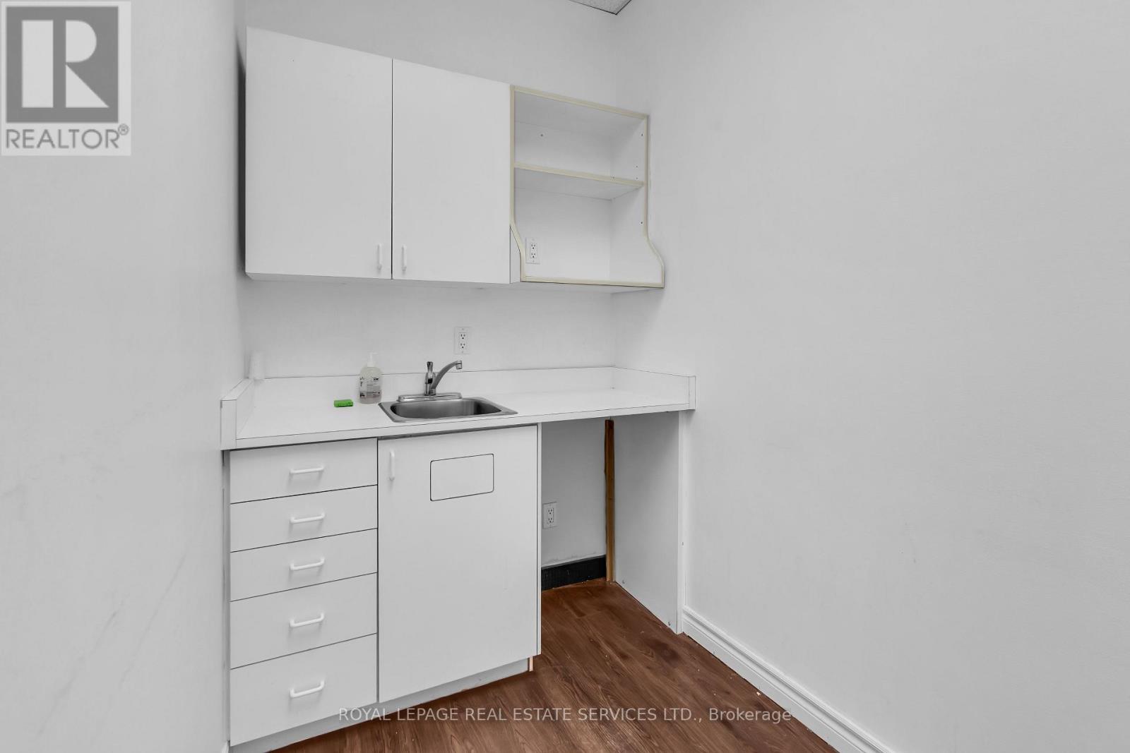 












MAIN FLOOR - 346 DUNDAS STREET W

,
Toronto,




Ontario
M5T1G5

