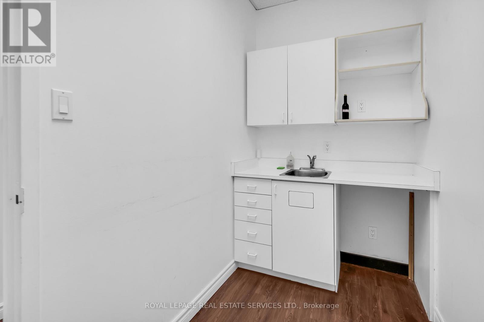 












MAIN FLOOR - 346 DUNDAS STREET W

,
Toronto,




Ontario
M5T1G5

