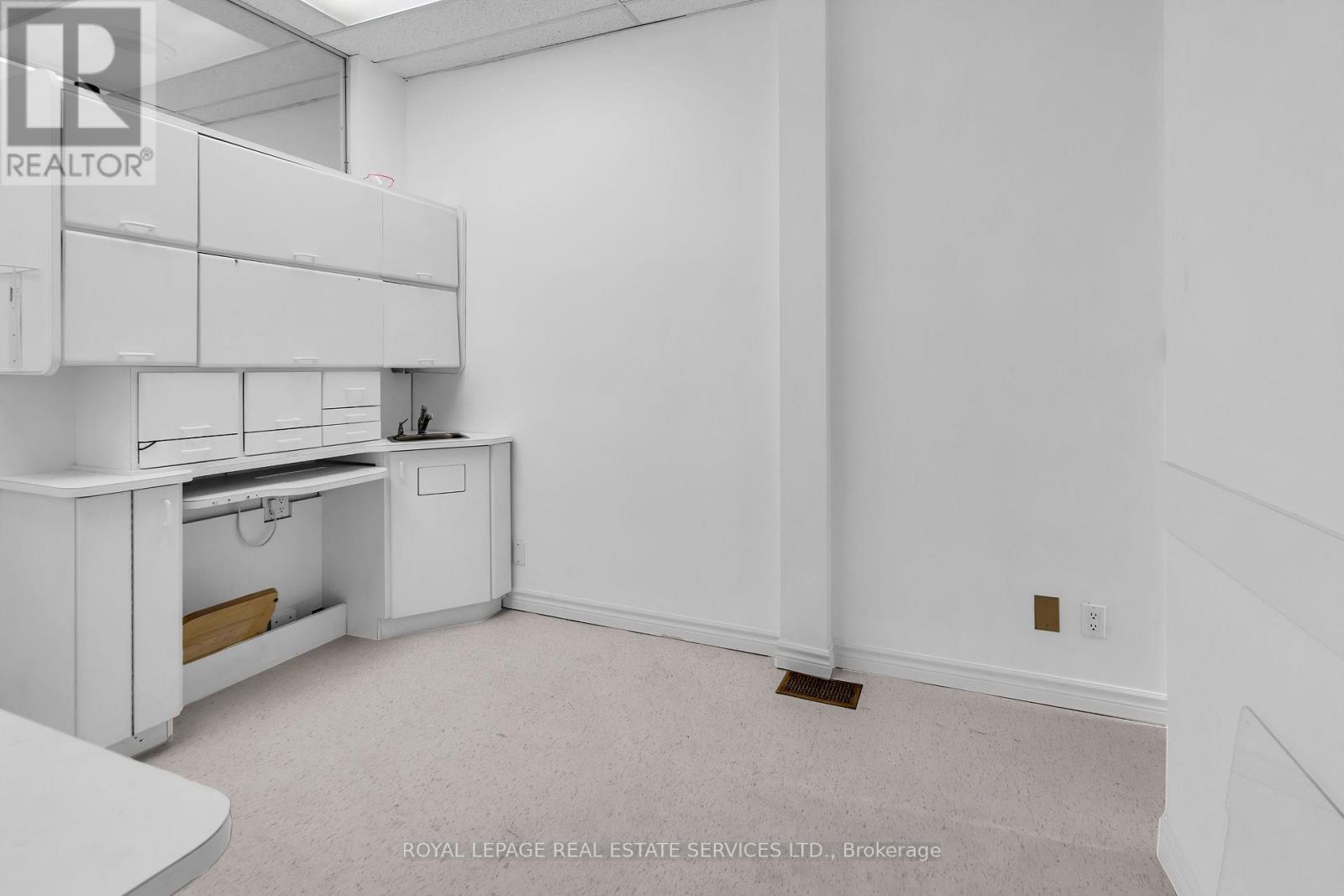 












MAIN FLOOR - 346 DUNDAS STREET W

,
Toronto,




Ontario
M5T1G5

