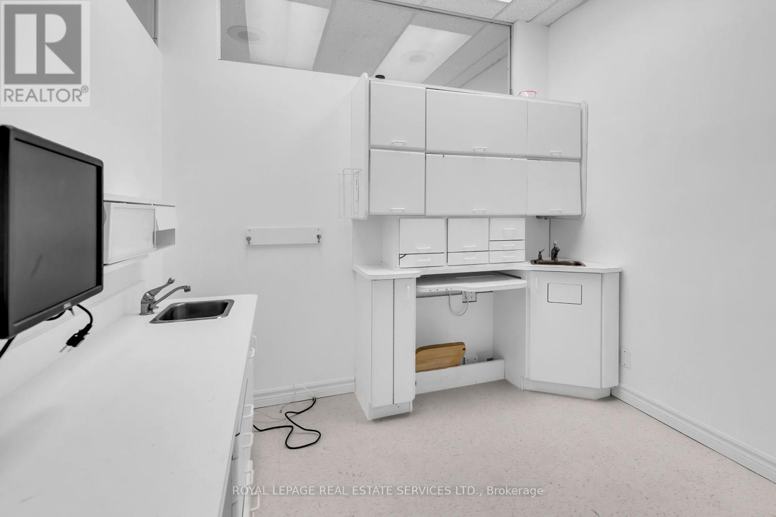 












MAIN FLOOR - 346 DUNDAS STREET W

,
Toronto,




Ontario
M5T1G5

