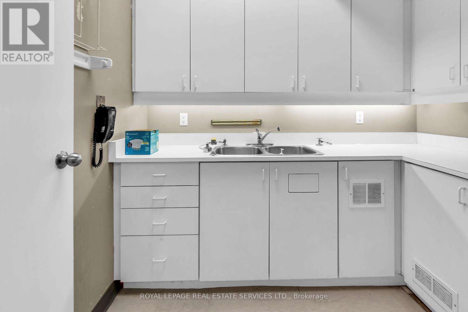 












MAIN FLOOR - 346 DUNDAS STREET W

,
Toronto,




Ontario
M5T1G5

