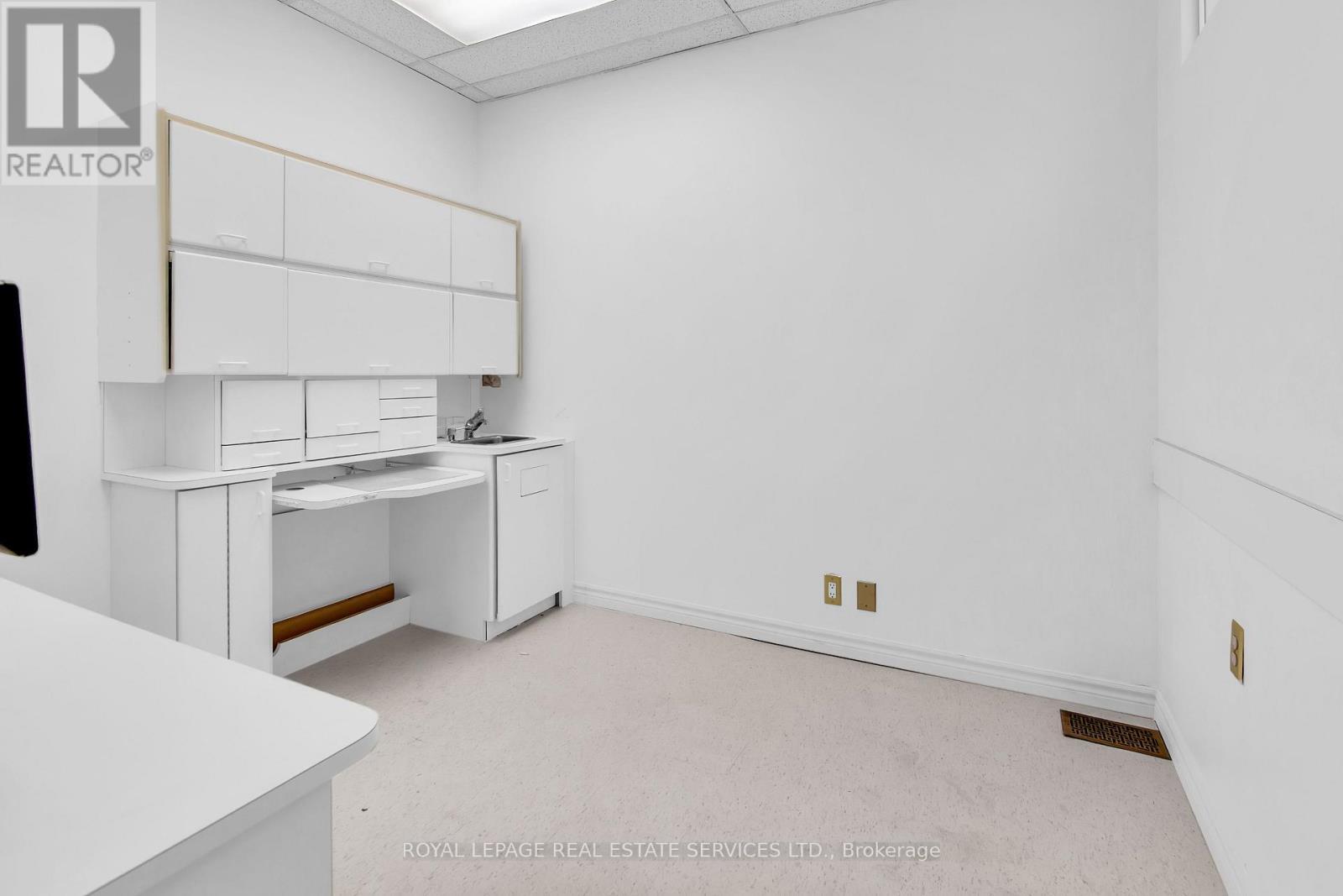 












MAIN FLOOR - 346 DUNDAS STREET W

,
Toronto,




Ontario
M5T1G5

