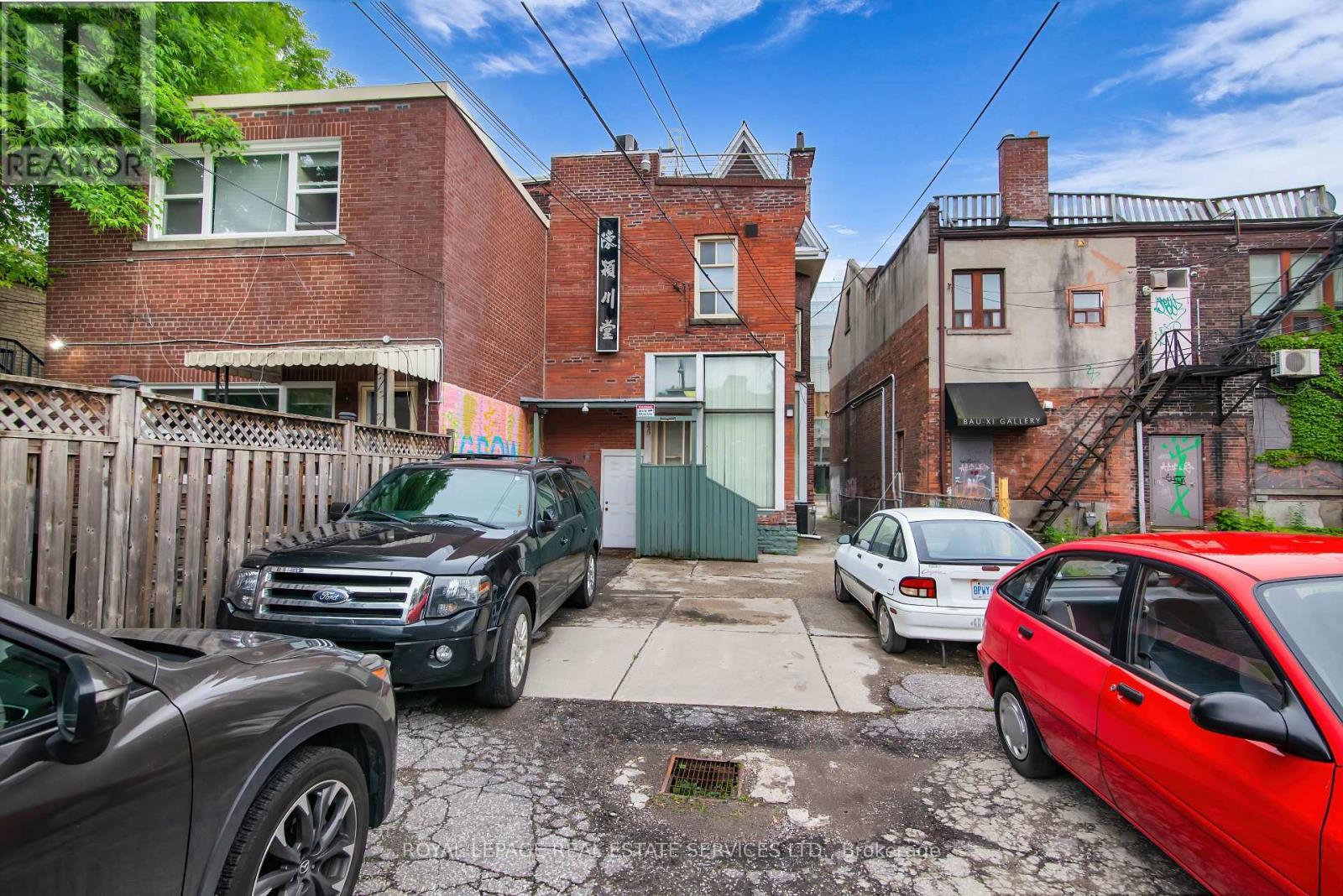 












MAIN FLOOR - 346 DUNDAS STREET W

,
Toronto,




Ontario
M5T1G5

