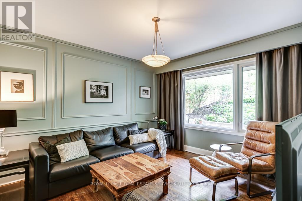 












44 ANGLESEY BOULEVARD

,
Toronto,




Ontario
M9A3B5

