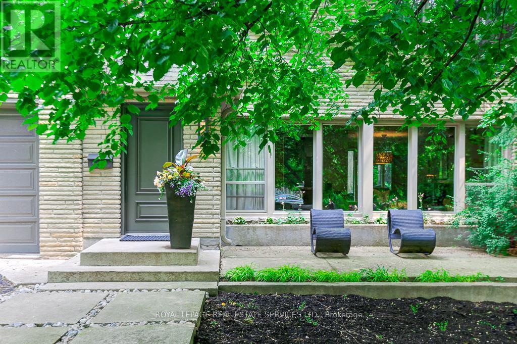 












44 ANGLESEY BOULEVARD

,
Toronto,




Ontario
M9A3B5

