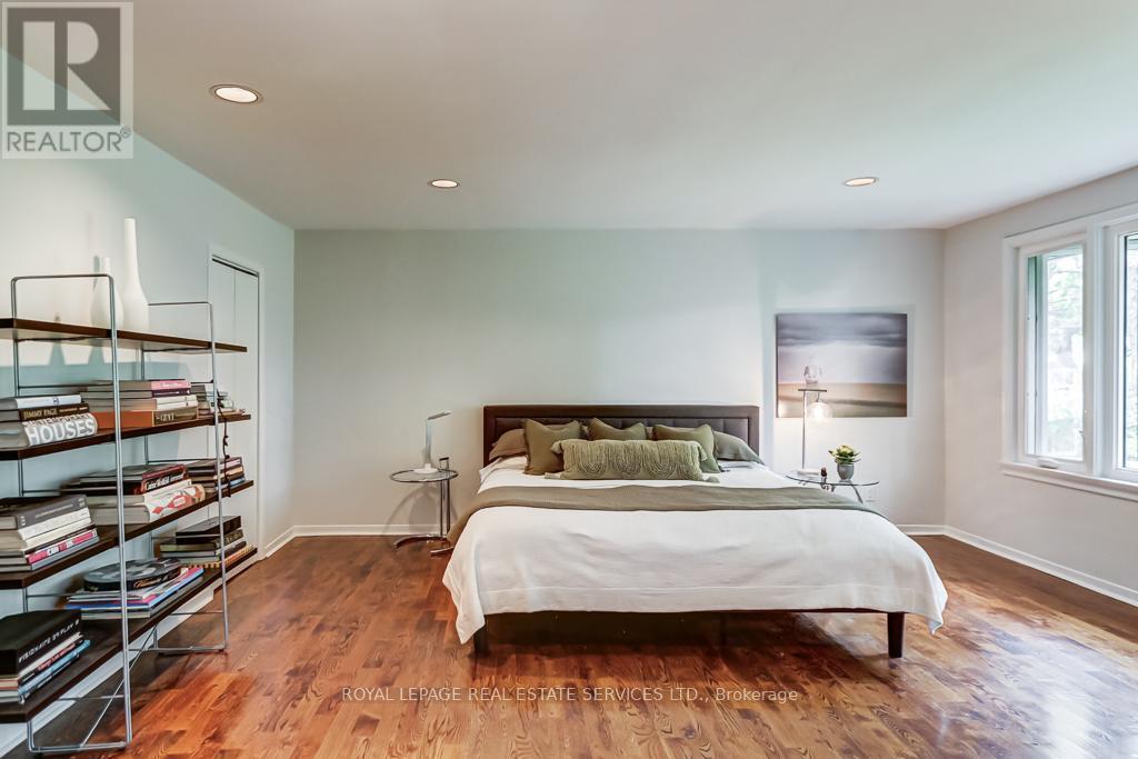 












44 ANGLESEY BOULEVARD

,
Toronto,




Ontario
M9A3B5

