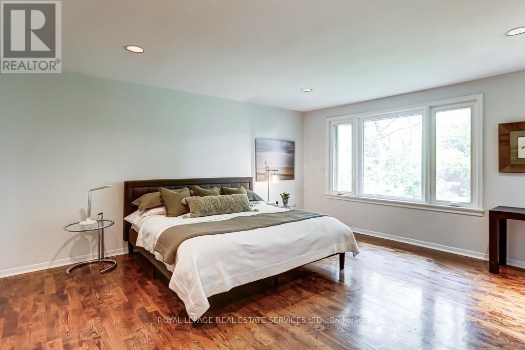 












44 ANGLESEY BOULEVARD

,
Toronto,




Ontario
M9A3B5

