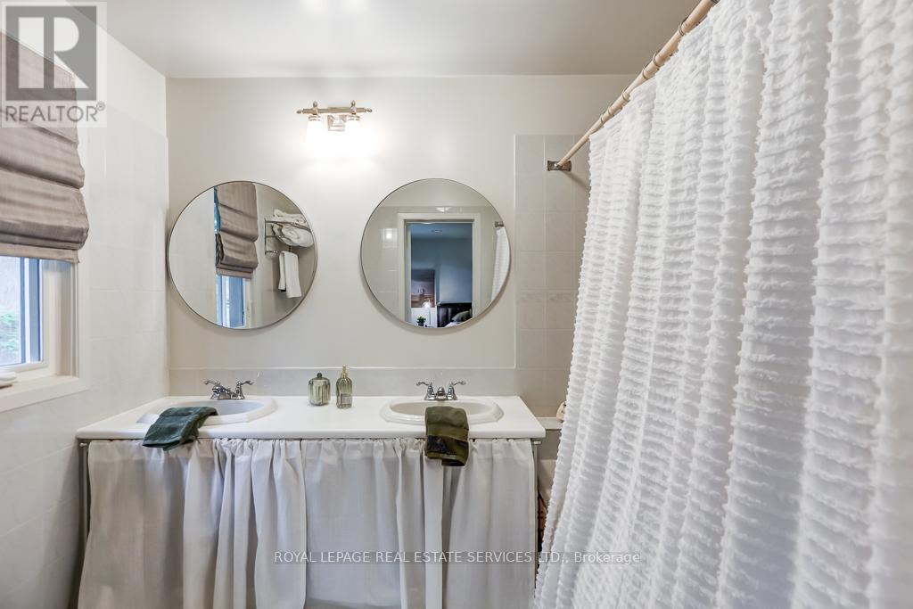 












44 ANGLESEY BOULEVARD

,
Toronto,




Ontario
M9A3B5

