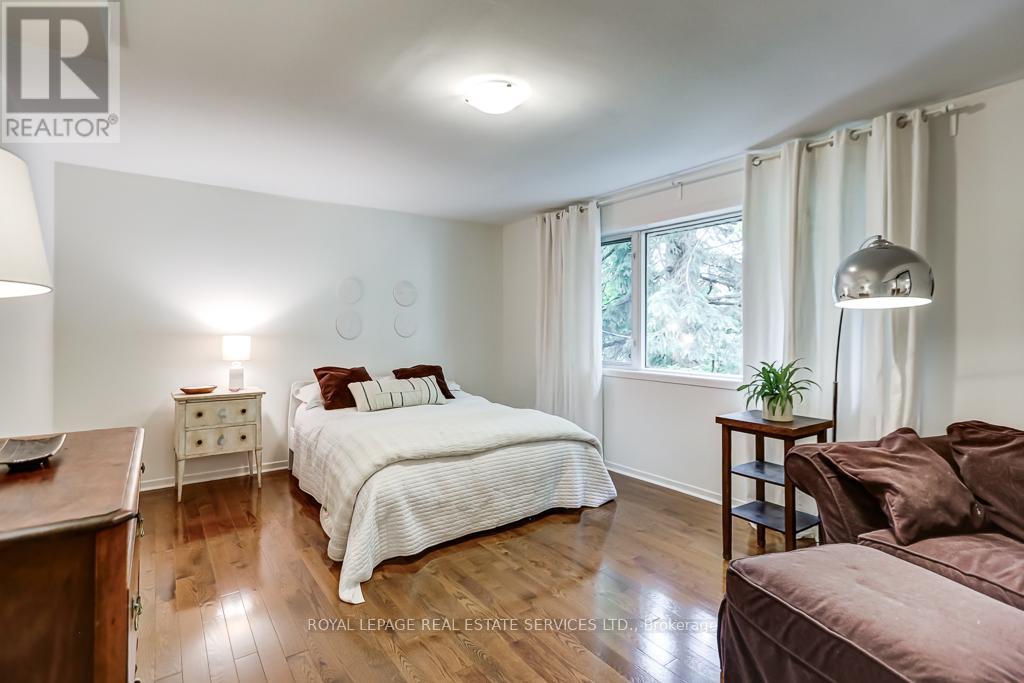 












44 ANGLESEY BOULEVARD

,
Toronto,




Ontario
M9A3B5

