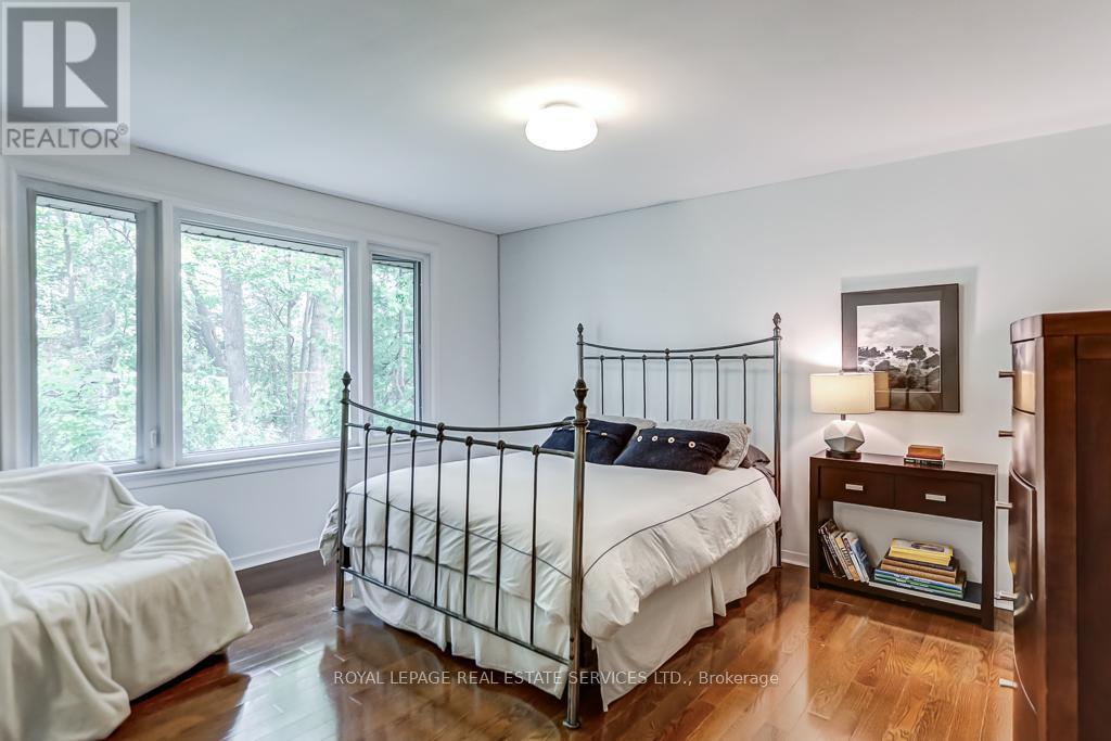 












44 ANGLESEY BOULEVARD

,
Toronto,




Ontario
M9A3B5

