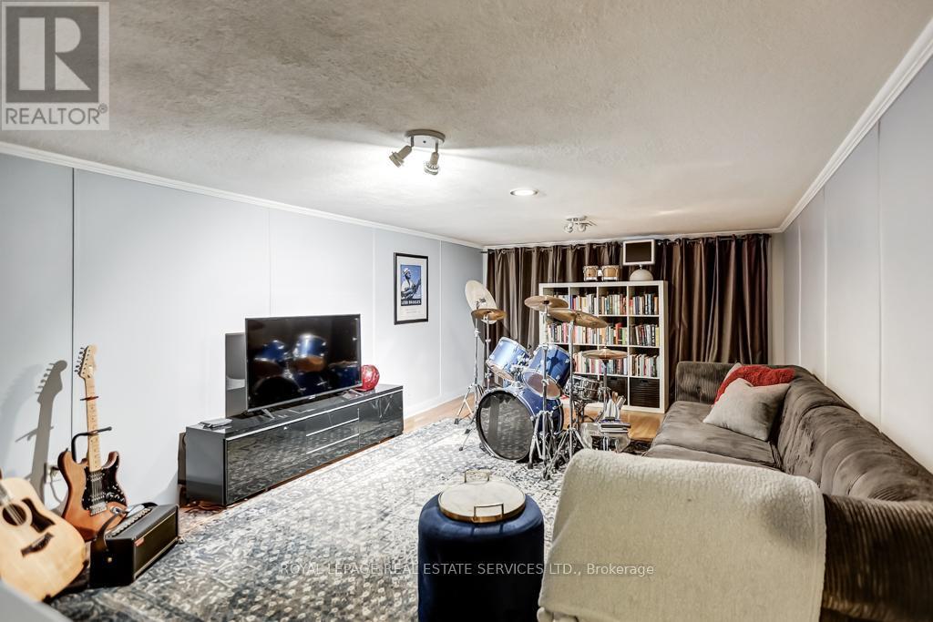 












44 ANGLESEY BOULEVARD

,
Toronto,




Ontario
M9A3B5

