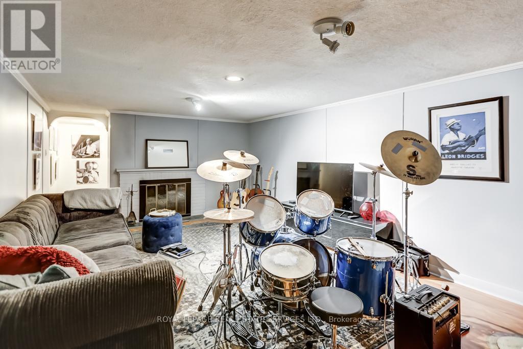 












44 ANGLESEY BOULEVARD

,
Toronto,




Ontario
M9A3B5

