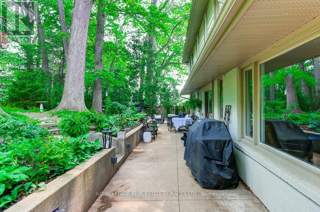 












44 ANGLESEY BOULEVARD

,
Toronto,




Ontario
M9A3B5

