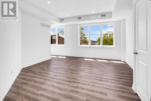 












3 - 535 VAUGHAN ROAD

,
Toronto,




Ontario
M6C2R2

