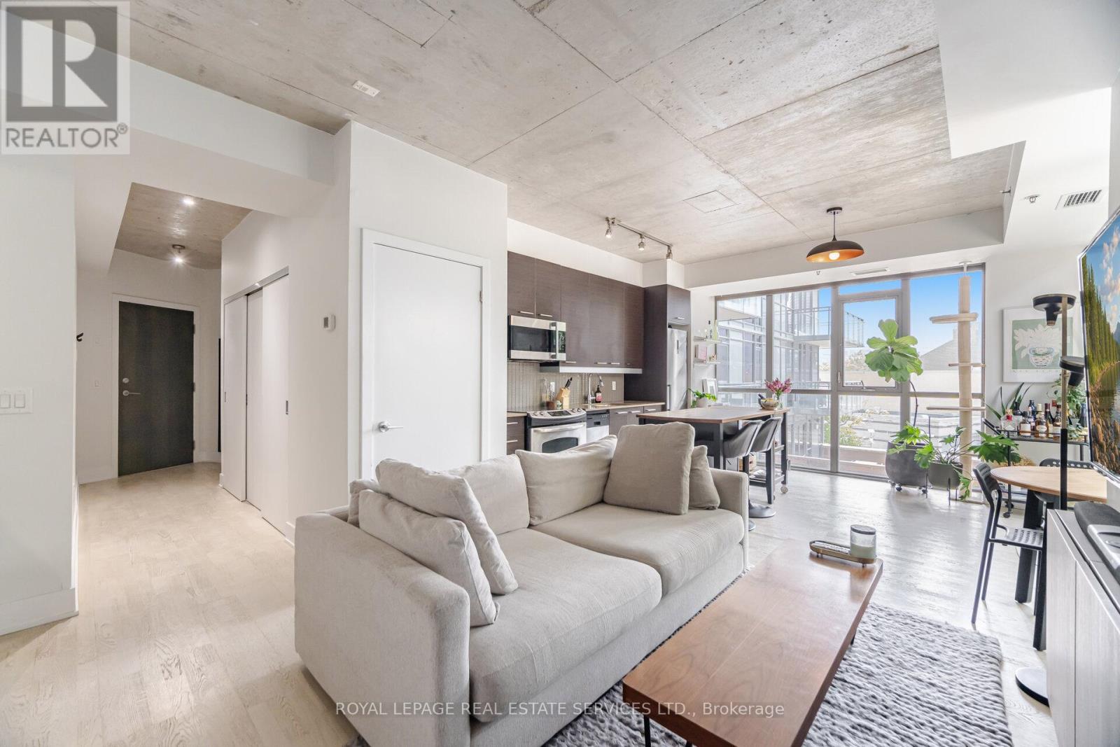 












201 - 90 TRINITY STREET

,
Toronto,




Ontario
M5A0E4

