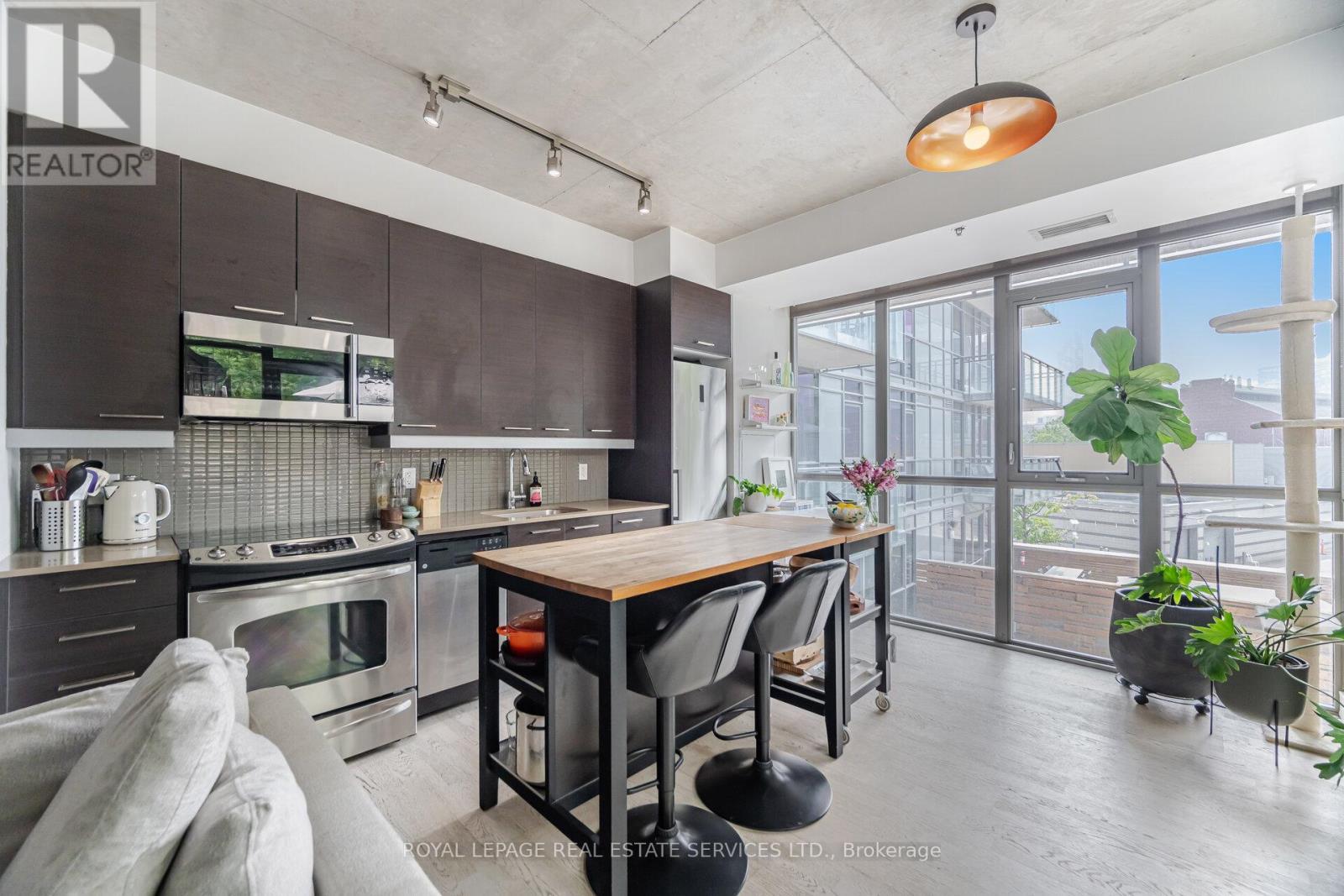 












201 - 90 TRINITY STREET

,
Toronto,




Ontario
M5A0E4

