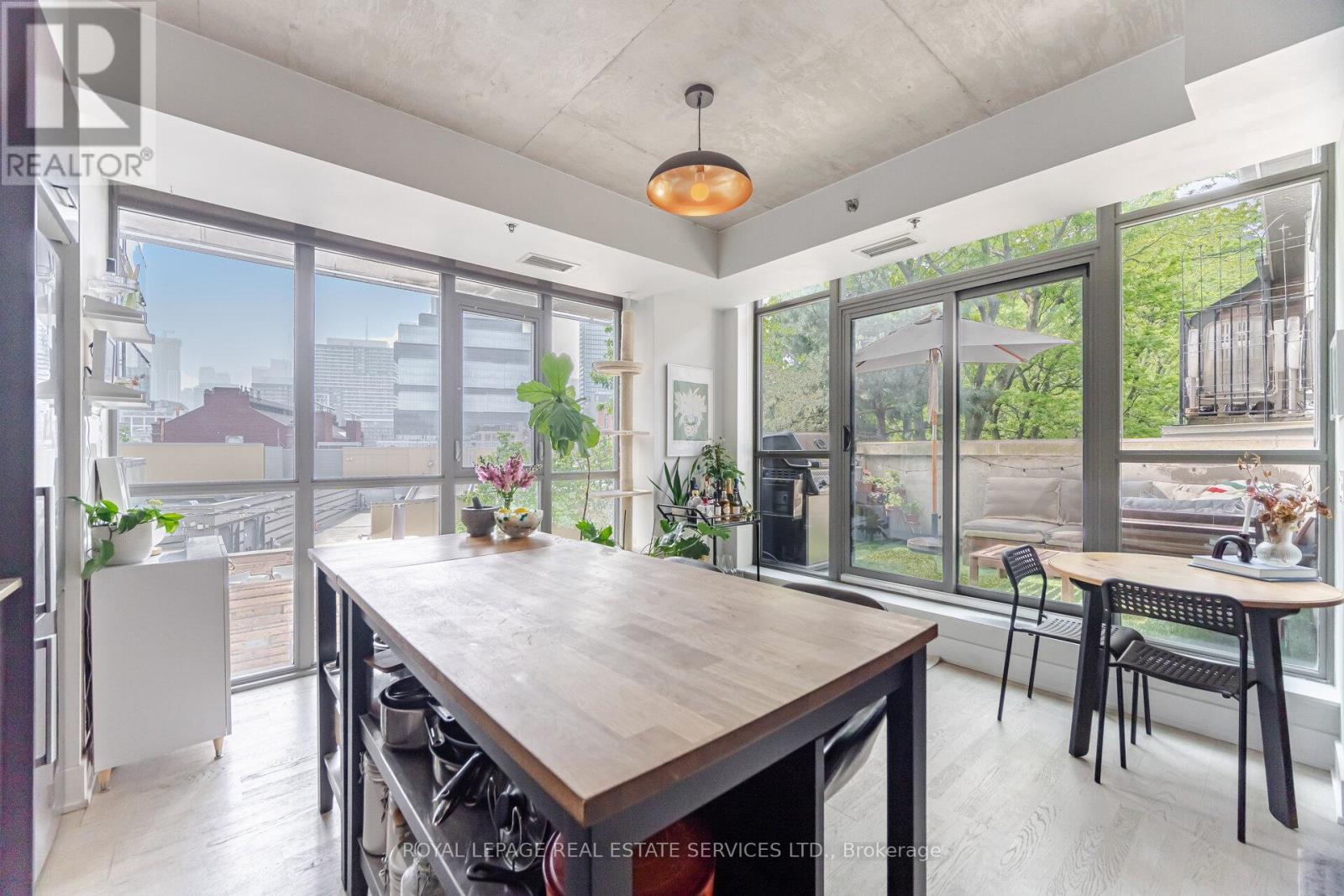 












201 - 90 TRINITY STREET

,
Toronto,




Ontario
M5A0E4

