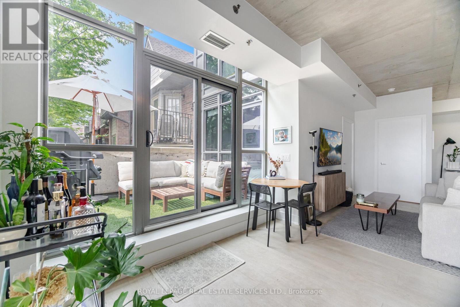 












201 - 90 TRINITY STREET

,
Toronto,




Ontario
M5A0E4

