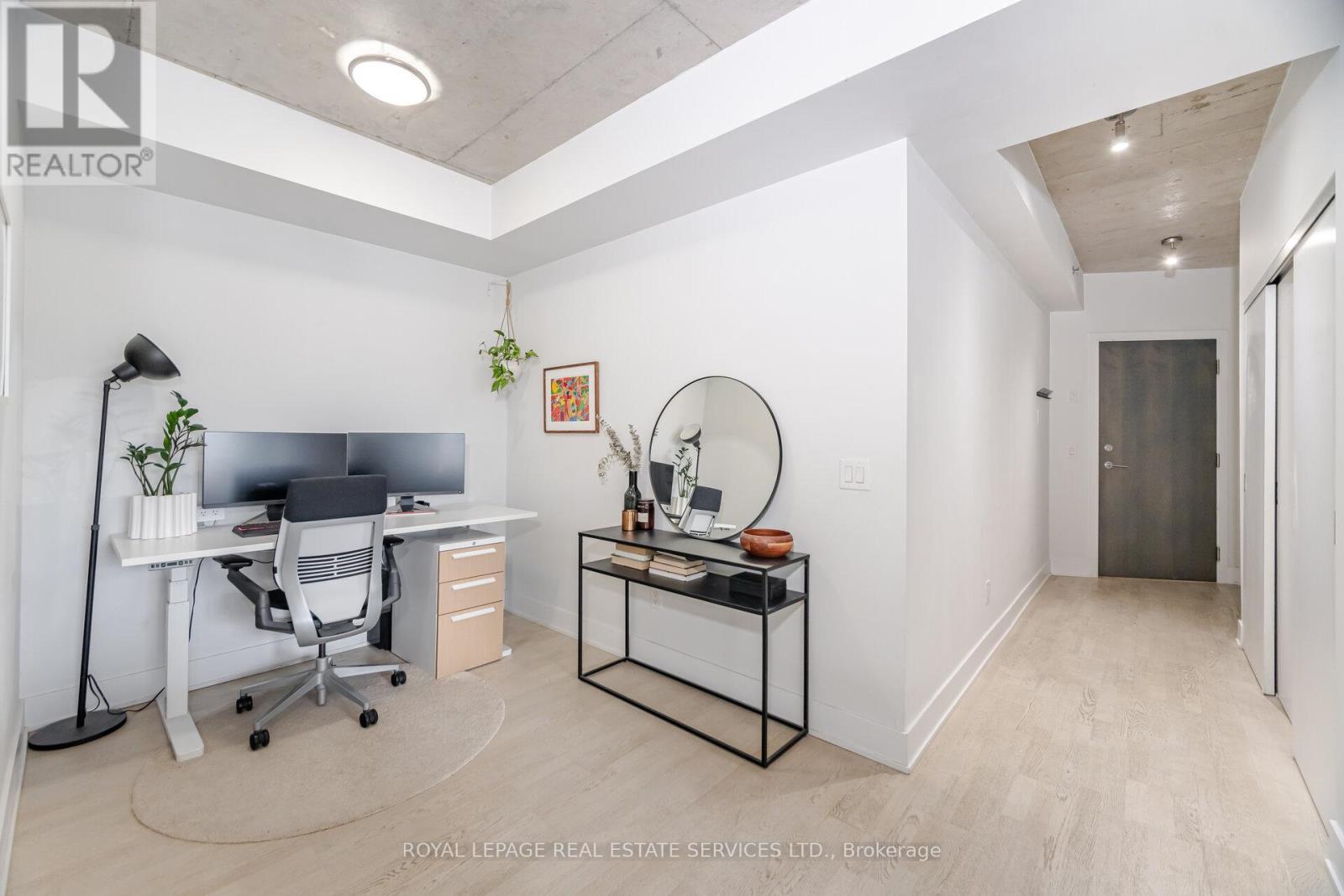 












201 - 90 TRINITY STREET

,
Toronto,




Ontario
M5A0E4

