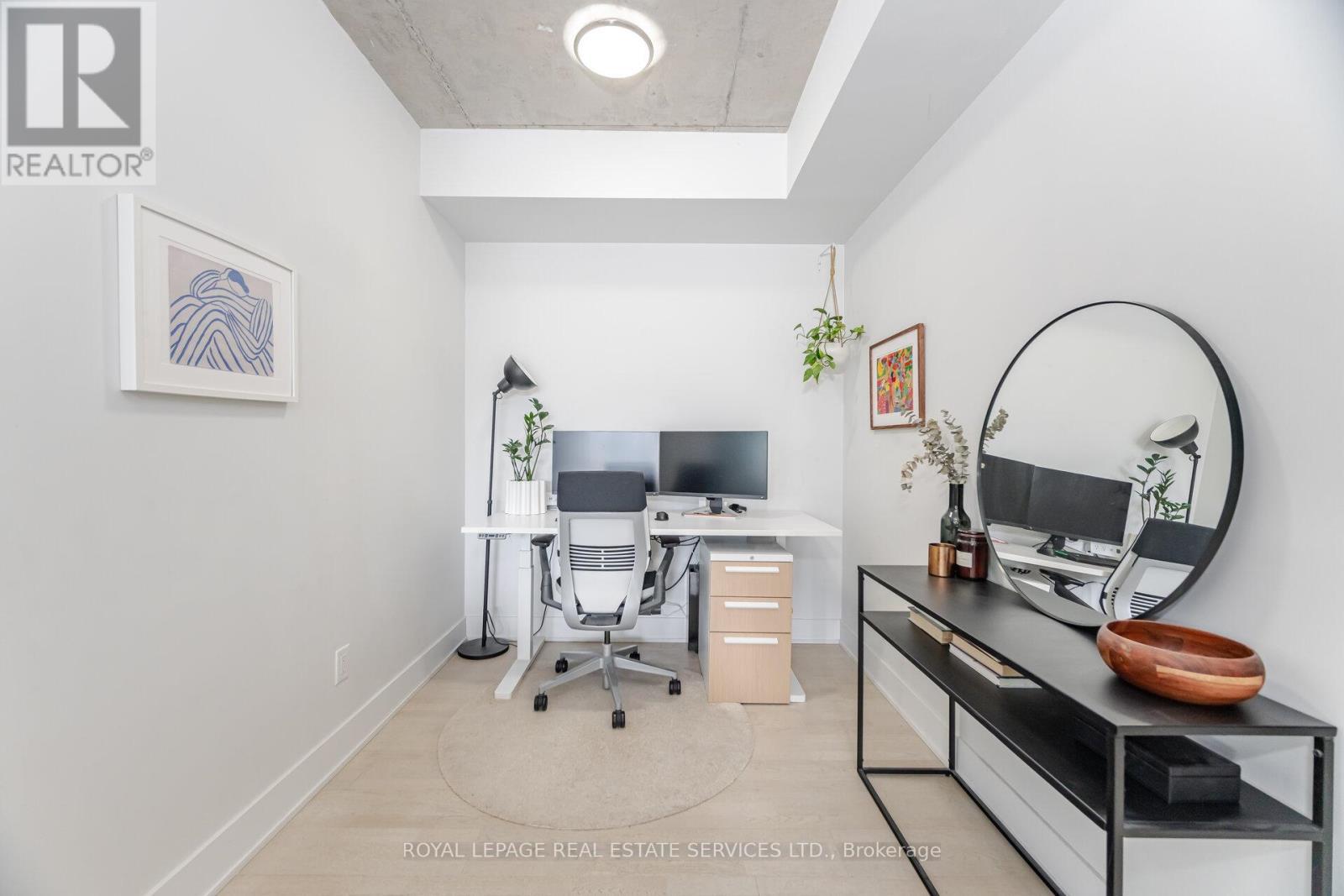












201 - 90 TRINITY STREET

,
Toronto,




Ontario
M5A0E4

