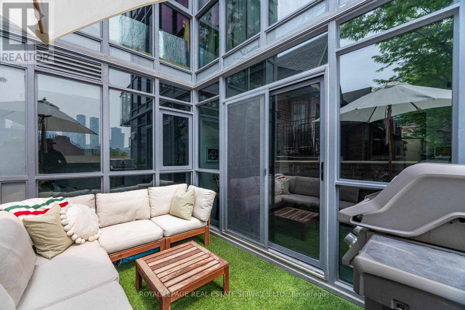 












201 - 90 TRINITY STREET

,
Toronto,




Ontario
M5A0E4

