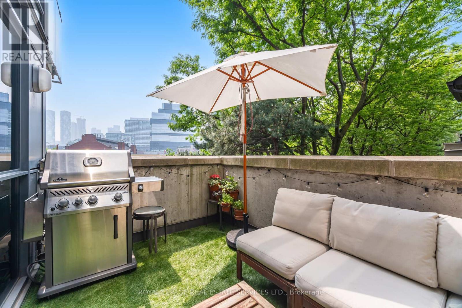 












201 - 90 TRINITY STREET

,
Toronto,




Ontario
M5A0E4

